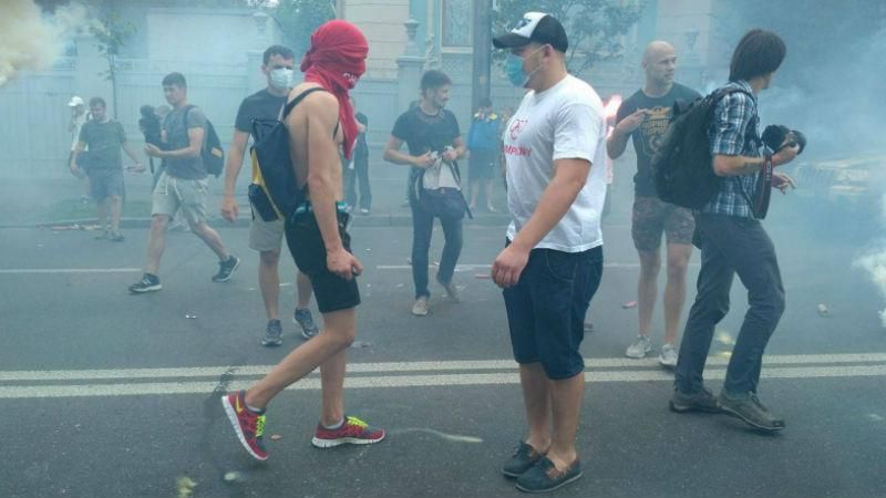 Під Радою почались сутички Під Радою почались сутички