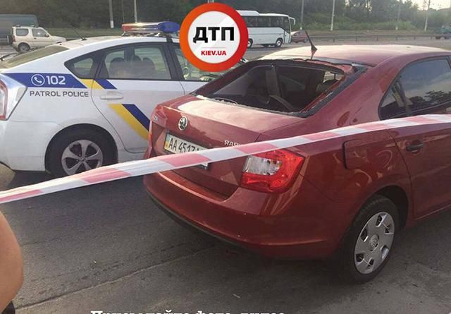 Неизвестные обстреляли авто в Киеве: есть раненые, украдено много денег
