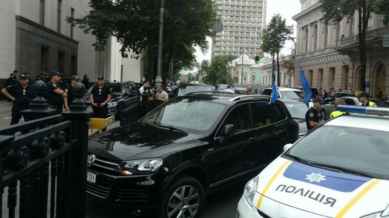 Депутати виїхати не можуть: під Радою сталась аварія Депутати виїхати не можуть: під Радою сталась аварія