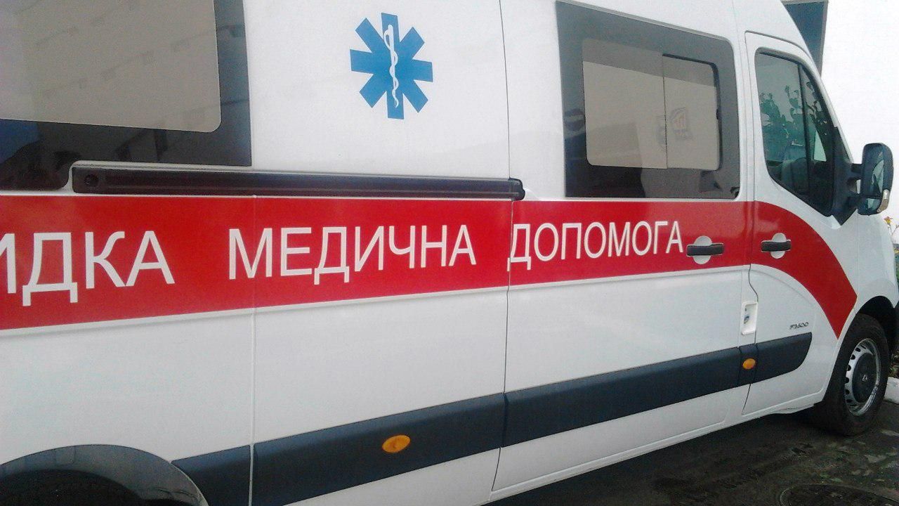 Мужчина упал с вишни и сильно ударился головой в Киеве