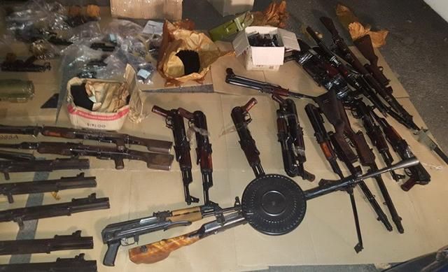 СБУ викрила канал контрабанди зброї в Україну: вилучено сотні пістолетів та кулеметів СБУ викрила канал контрабанди зброї в Україну: вилучено сотні пістолетів та кулеметів