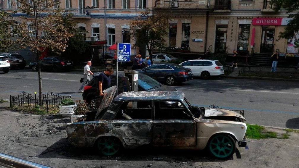 Автомобиль взорвался и сгорел дотла в центре Киева