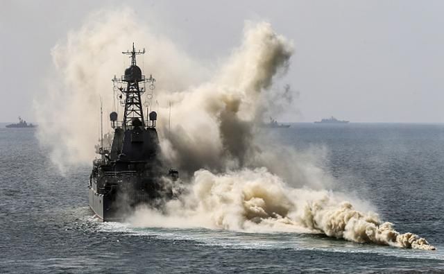 Росія підняла за тривогою кораблі в анексованому Криму