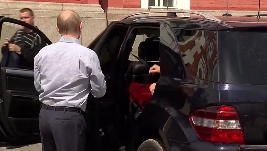 В Кремле обнародовали детали относительно тайного спутника Путина В Кремле обнародовали детали относительно тайного спутника Путина