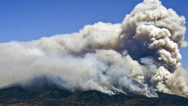 Столбы дыма видны с самого Неаполя: в Италии горят склоны Везувия