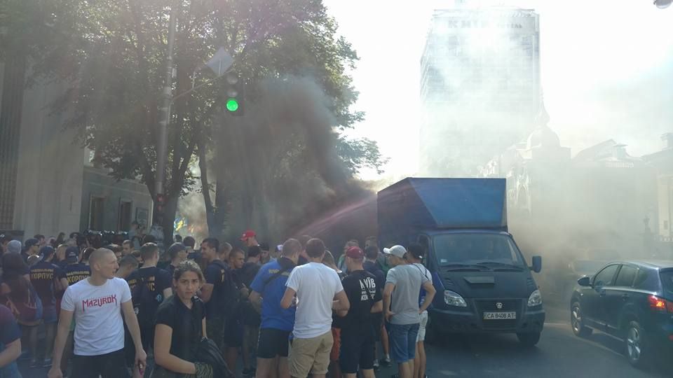 Біля Ради знову протести: в хід пішли димові шашки