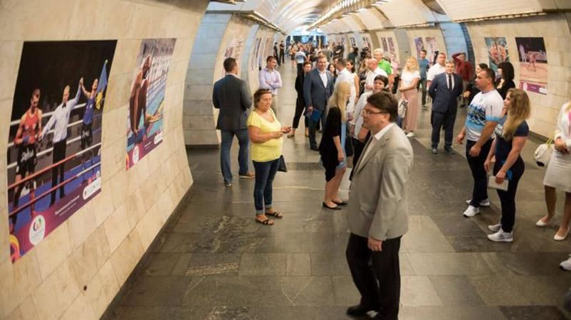Оригинальную фотовыставку открыли в столичном метро: появилось видео