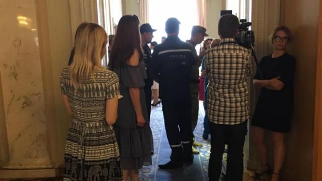 У Раді вирують пристрасті: нардеп Богомолець знепритомніла в розпал робочого дня У Раді вирують пристрасті: нардеп Богомолець знепритомніла в розпал робочого дня