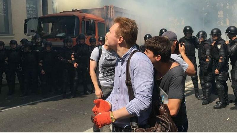 Под Верховной Радой между правоохранителями и активистами произошла стычка: появилось видео Под Верховной Радой между правоохранителями и активистами произошла стычка: появилось видео