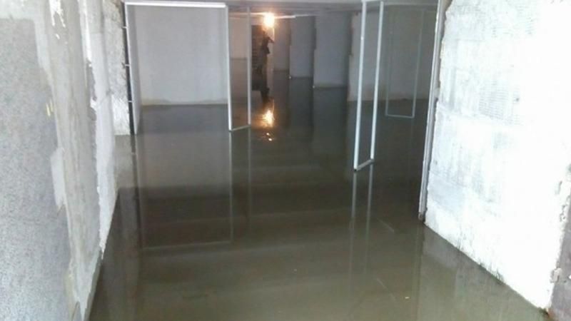 Негода в Одесі: через сильну зливу затопило підземний перехід в центрі міста Негода в Одесі: через сильну зливу затопило підземний перехід в центрі міста