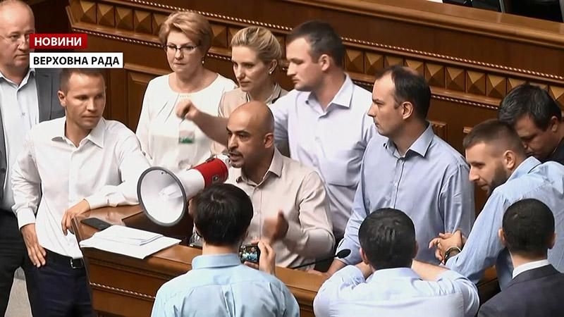 Реформы под рупоры в зале: депутаты в последний раз заседают этим летом