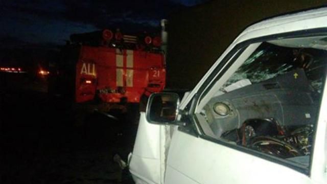 ДТП з іноземцями на Черкащині: мікроавтобус врізався в пожежну машину