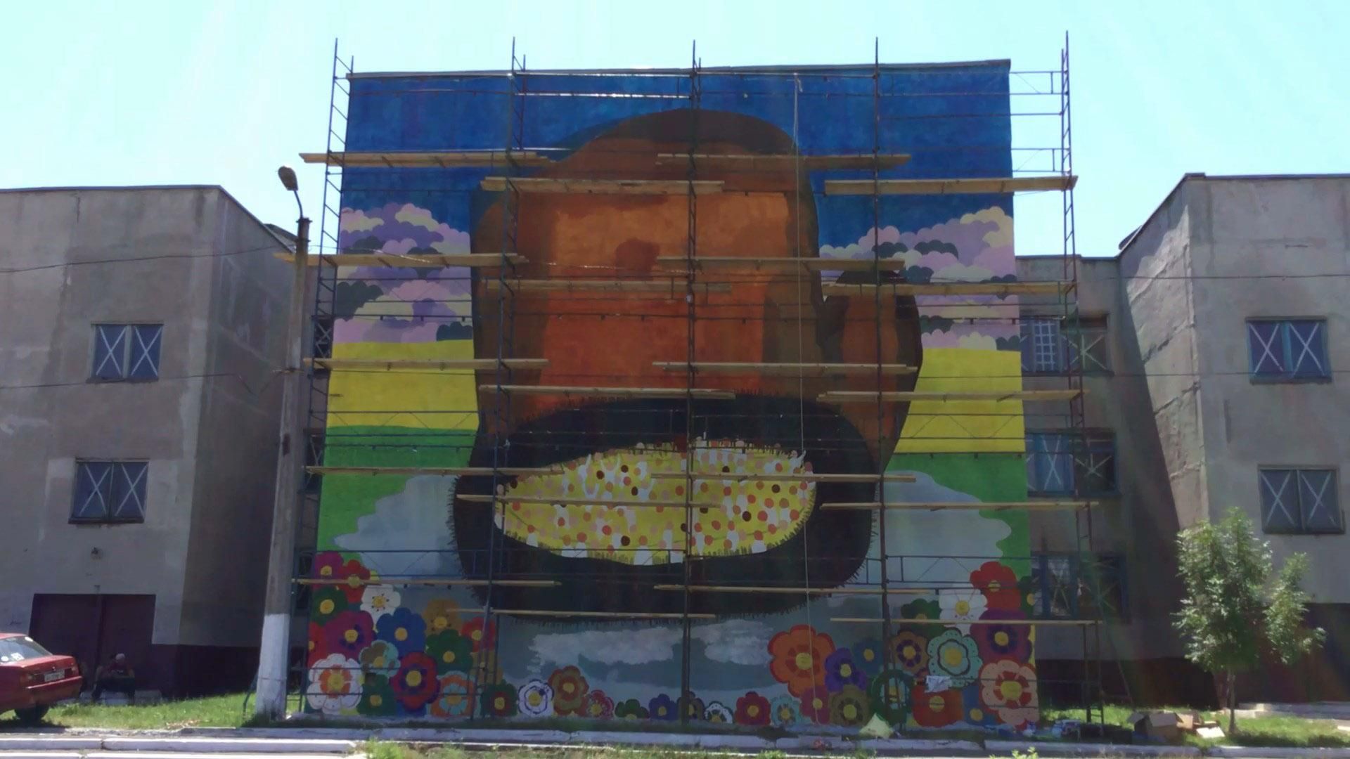 Японські митці у Маріуполі створюють мурал на знак солідарності світу з Україною Японські митці у Маріуполі створюють мурал на знак солідарності світу з Україною