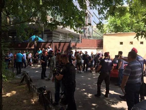 В Києві поліція затримала учасників проплаченого мітингу у формі бійців АТО В Києві поліція затримала учасників проплаченого мітингу у формі бійців АТО