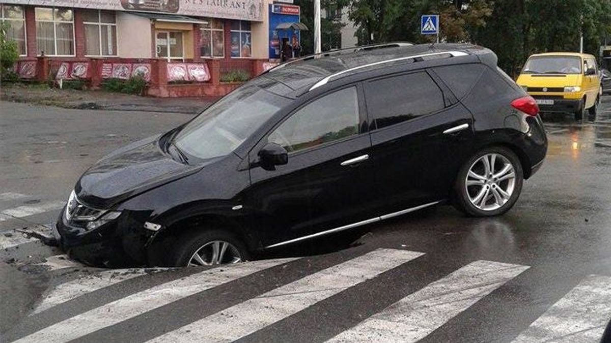 Авто провалилось під свіжий асфальт у Києві: з'явились фото Авто провалилось під свіжий асфальт у Києві: з'явились фото