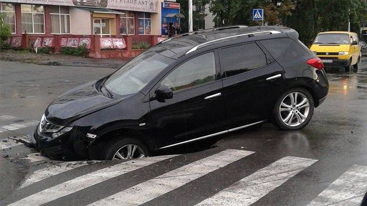 Авто провалилось під свіжий асфальт у Києві: з'явились фото Авто провалилось під свіжий асфальт у Києві: з'явились фото