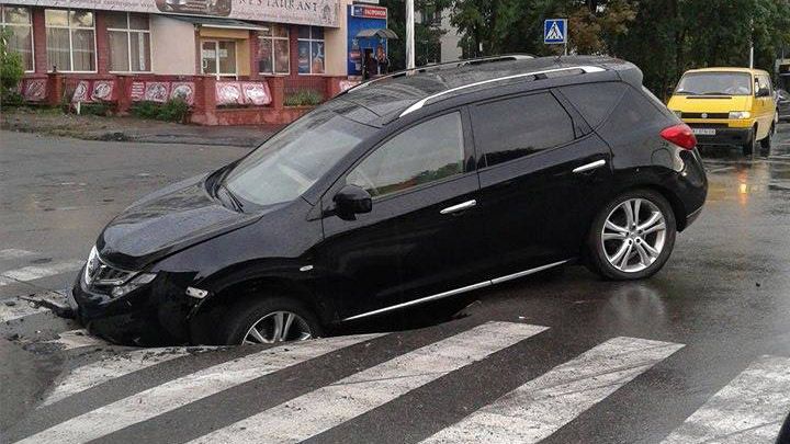 Авто провалилось под свежий асфальт в Киеве: появились фото
