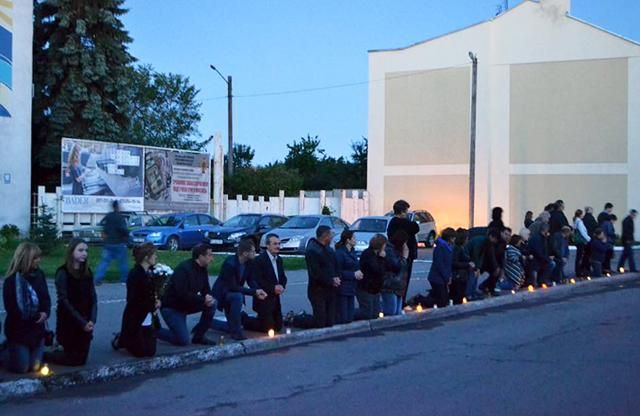 На коленях и с десятками свечей: как на Львовщине встретили погибшего бойца АТО