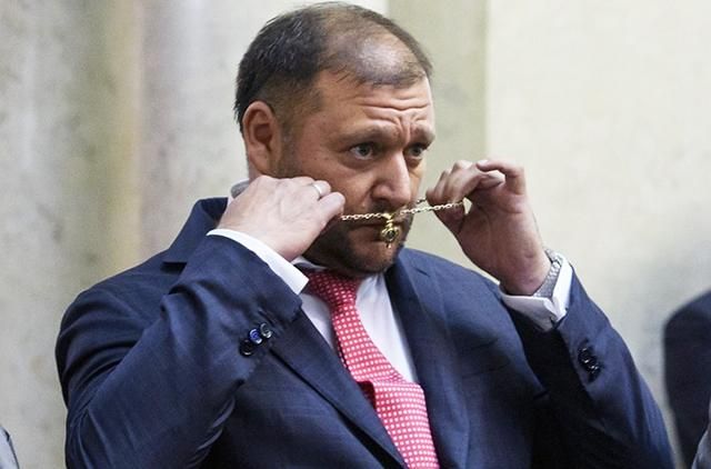 Добкін прийшов до ГПУ з "усіма своїми паспортами" Добкін прийшов до ГПУ з "усіма своїми паспортами"