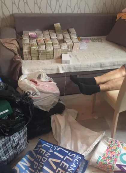 Велику суму грошей знайдено під час обшуків у справі про розкрадення Клименком державних грошей