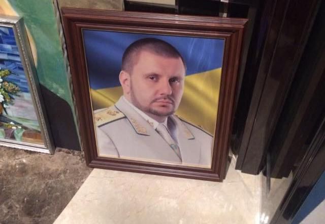 "Молятся на портрет шефа": Матиос показал несколько находок во время обысков по делу Клименко