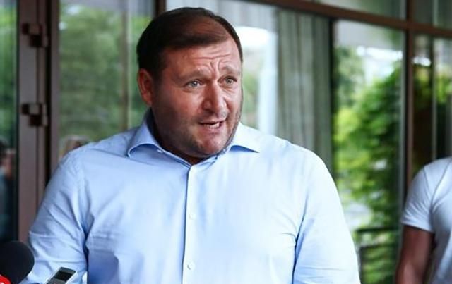 Добкин вышел из ГПУ и направляется на допрос Добкин вышел из ГПУ и направляется на допрос