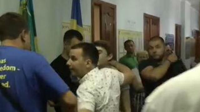 Під Києвом депутат накинувся на школяра через пости у Facebook Під Києвом депутат накинувся на школяра через пости у Facebook