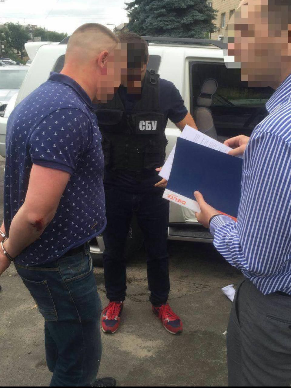 На взятке в пять тысяч долларов задержали офицера полиции На взятке в пять тысяч долларов задержали офицера полиции