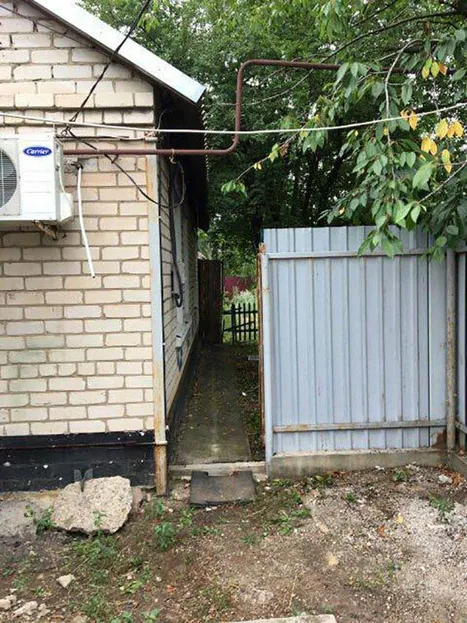 На Донеччині невідомий кинув гранату у двір будинку На Донеччині невідомий кинув гранату у двір будинку