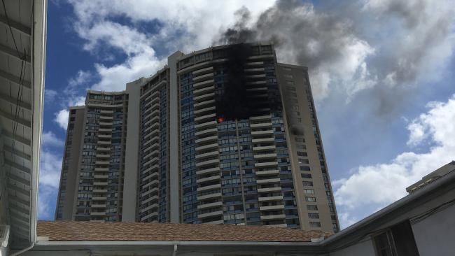 Многоэтажка с людьми внутри загорелась на Гавайях: появились фото и видео Многоэтажка с людьми внутри загорелась на Гавайях: появились фото и видео