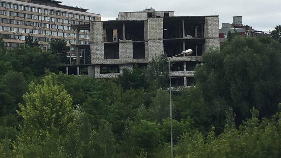 Як вибухом демонтували п'ятиповерховий будинок у Харкові: видовищне відео