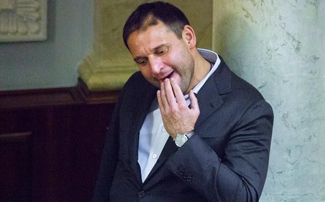 Добкіна-молодшого спіймали на дивній поведінці в залі, де судять Добкіна-старшого Добкіна-молодшого спіймали на дивній поведінці в залі, де судять Добкіна-старшого