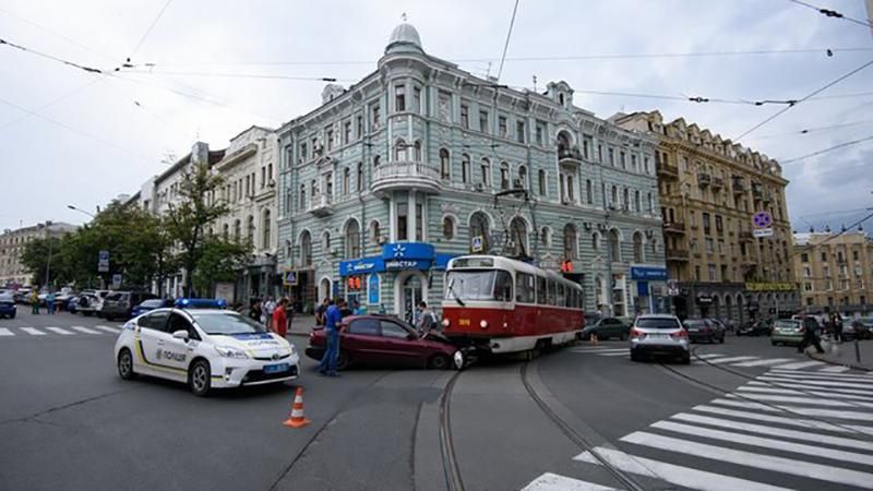 Трамвай наехал на авто перед мэрией в Харькове