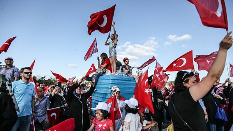 Річницю невдалого перевороту в Туреччині зустріли багатотисячним мітингом: яскраві фото