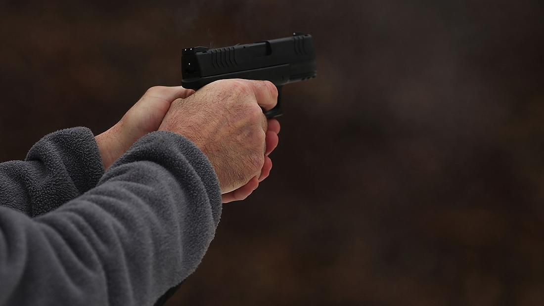 П'яний чоловік вистрілив у сідниці своєму нетверезому товаришу у Києві (18+) П'яний чоловік вистрілив у сідниці своєму нетверезому товаришу у Києві (18+)