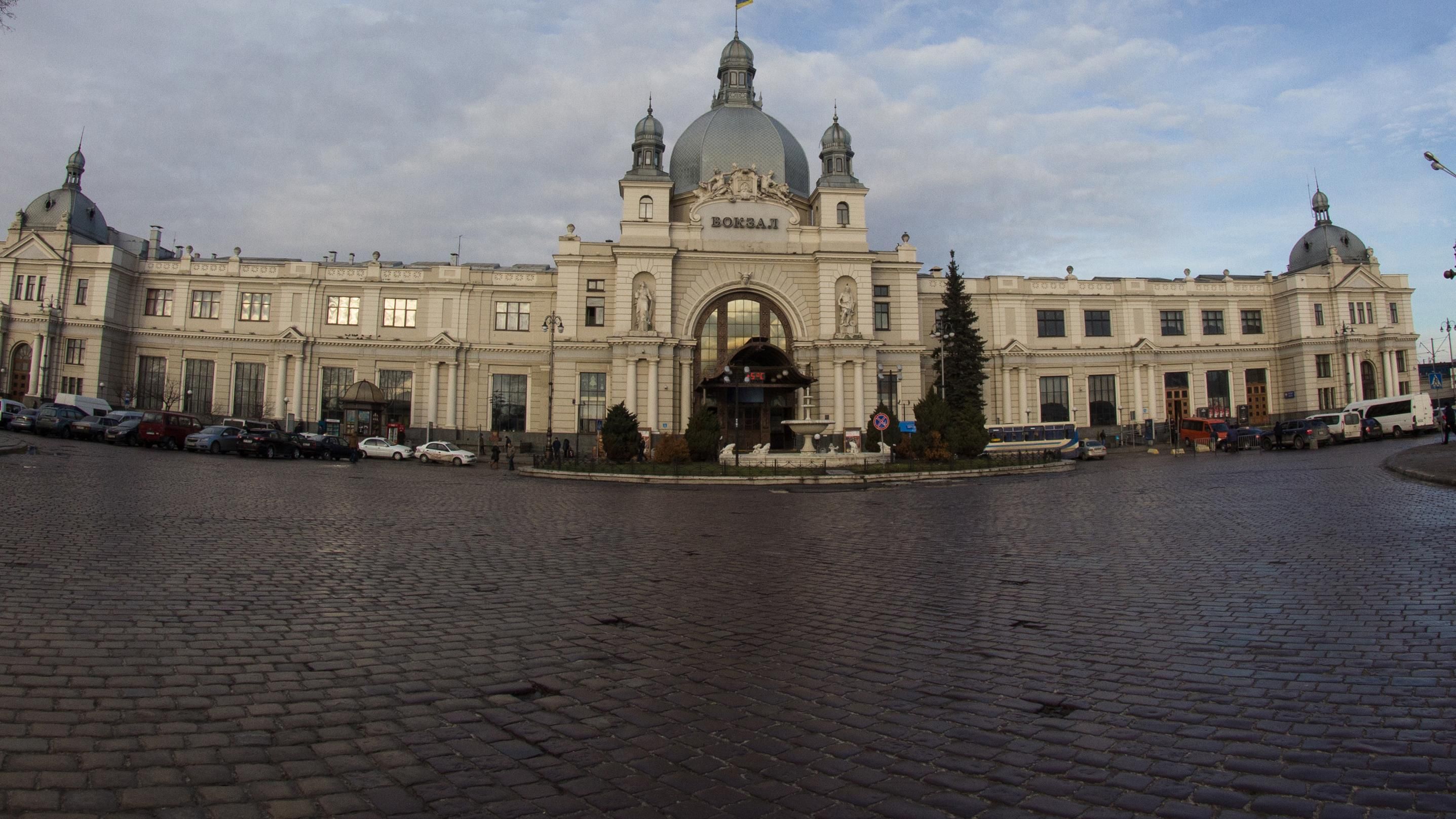 У Львові евакуювали вокзал через "замінування" У Львові евакуювали вокзал через "замінування"
