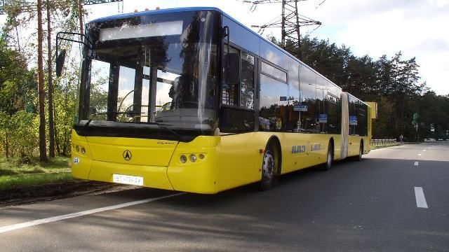 У Києві під час руху розвалився автобус: з'явились фото