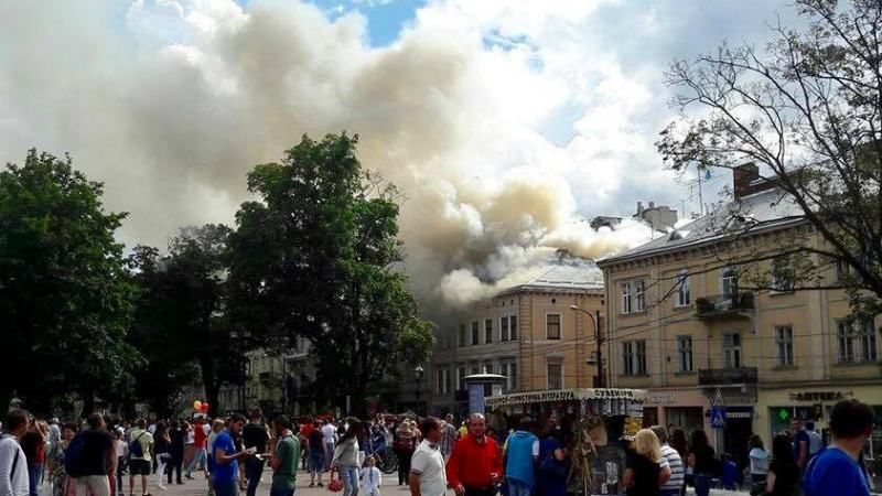 Пожежа в центрі Львова: стовп диму видно з інших кінців міста