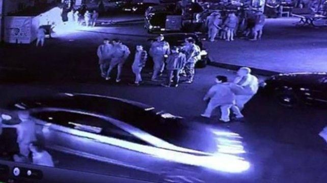 В Донецкой области пьяный водитель протаранил пешеходов и скрылся с места аварии В Донецкой области пьяный водитель протаранил пешеходов и скрылся с места аварии