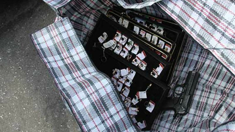 Ограбление по-винницки: "гастролеры" обчистили ювелирный, но от полиции убежать не успели Ограбление по-винницки: "гастролеры" обчистили ювелирный, но от полиции убежать не успели