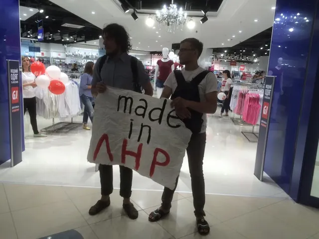 Активісти принесли з собою плакати Made in ЛНР Активісти принесли з собою плакати Made in ЛНР