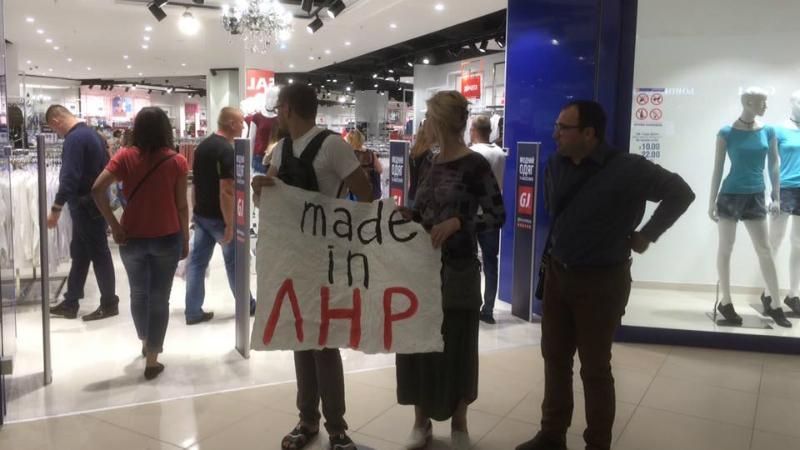 Открытие магазина в Киеве началось пикетом, а закончилось избиением: опубликованы фото Открытие магазина в Киеве началось пикетом, а закончилось избиением: опубликованы фото