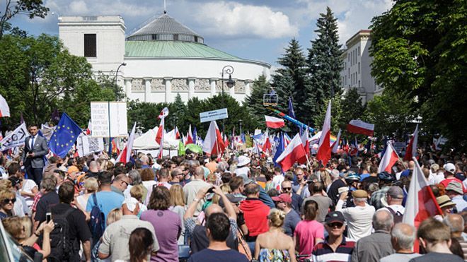 "Ні" контролю над суддями: обурені поляки бунтують проти судової реформи