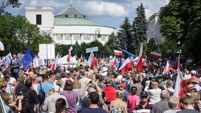 "Нет" контролю над судьями: возмущенные поляки бунтуют против судебной реформы