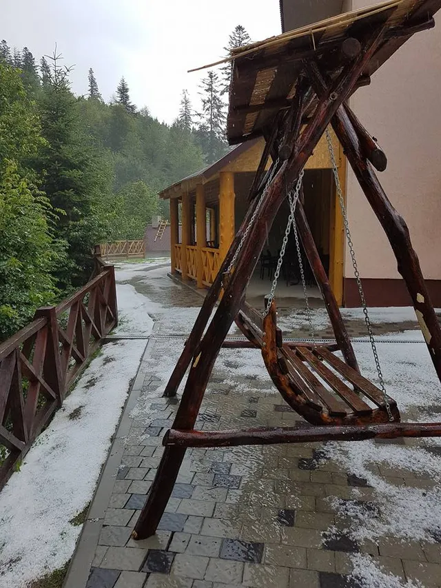 Літній сніг на Закарпатті Літній сніг на Закарпатті