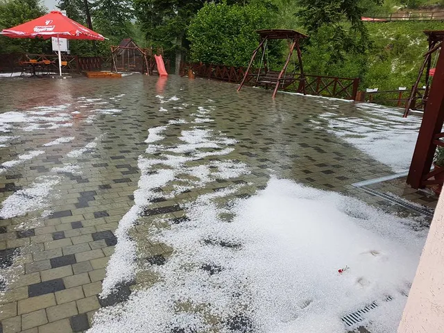 Негоди на Закарпатті: випав дощ з мокрим снігом 