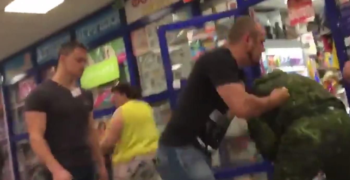 У мережі з'явилося відео сутички між "бійцем АТО" та охоронцями торгового центру (18+)