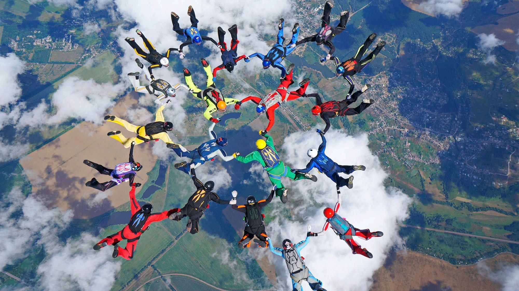 Парашутисти встановили на Харківщині новий рекорд: неймовірні фото та відео Парашутисти встановили на Харківщині новий рекорд: неймовірні фото та відео