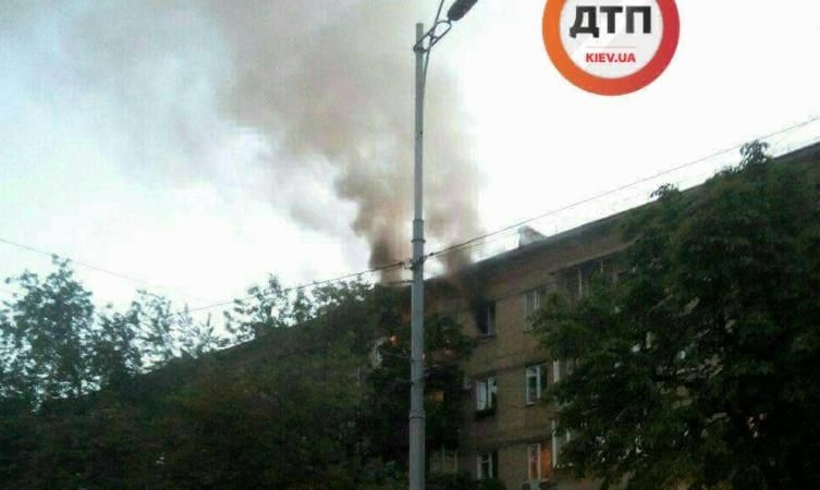 Серьезный пожар в жилом доме в Киеве: фото и видео с места происшествия