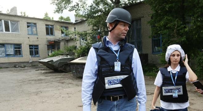 Спостерігачі ОБСЄ на чолі з Хугом натрапили на міни дорогою до Світлодарська Спостерігачі ОБСЄ на чолі з Хугом натрапили на міни дорогою до Світлодарська